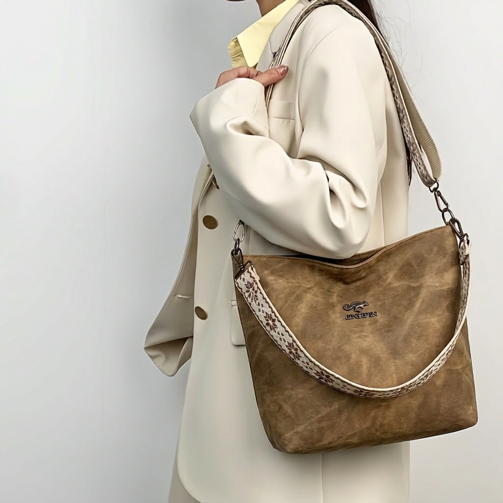 Elegancia informal de Milan | Bolso de hombro moderno