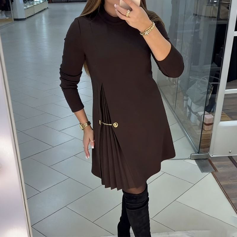 Vestido Sofisticado Línea A con Detalle Plisado y Cadena Dorada