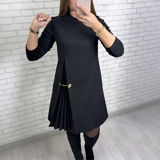Vestido Sofisticado Línea A con Detalle Plisado y Cadena Dorada